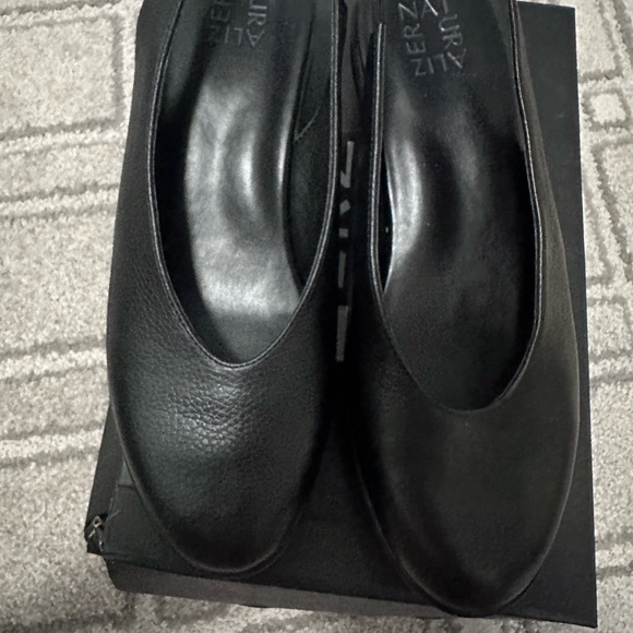 Naturalizer Women's Black Leather Mules with one call out. - Picture 6 of 8